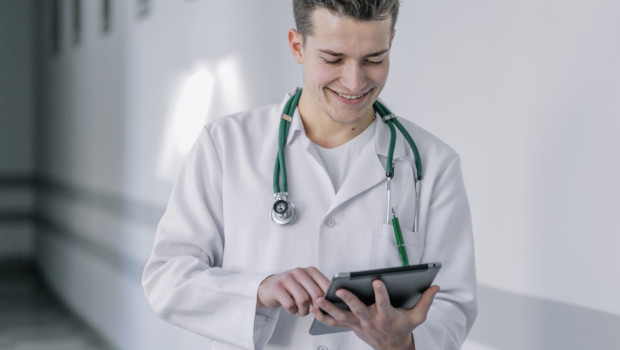 252738 P45ALY 7 620x350 - How can Healthcare Tablets Modernise the Medical Industry?